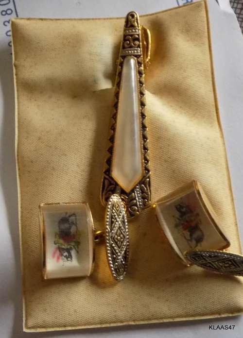 TIE PIN AND CUFFLINKS (BULL FIGHTING SOUVENIR)