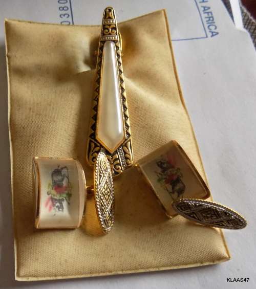TIE PIN AND CUFFLINKS (BULL FIGHTING SOUVENIR)