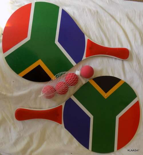 HEADSTART - BEACH BAT AND BALL SET - 2 BATS (SA FLAG) 4 BALLS INCLUDED - IN CARRY BAG