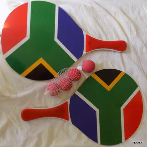 HEADSTART - BEACH BAT AND BALL SET - 2 BATS (SA FLAG) 4 BALLS INCLUDED - IN CARRY BAG