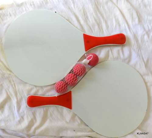 HEADSTART - BEACH BAT AND BALL SET - 2 BATS (SA FLAG) 4 BALLS INCLUDED - IN CARRY BAG