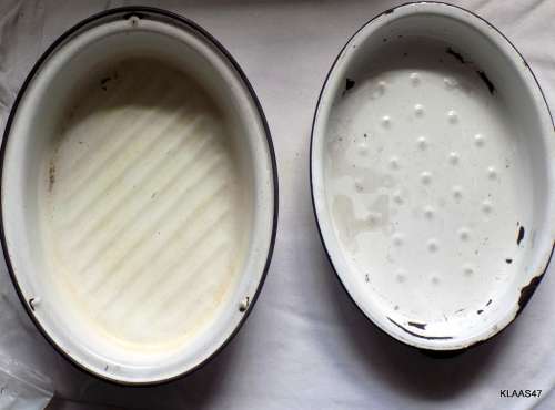 VINTAGE - ENAMEL ROASTING PAN WITH LID (with lid on)