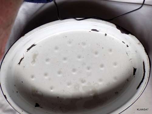 VINTAGE - ENAMEL ROASTING PAN WITH LID (with lid on)