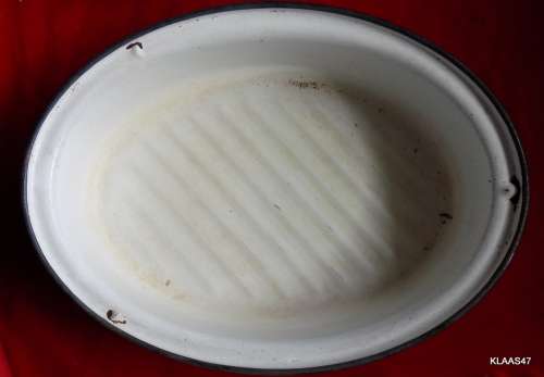 VINTAGE - ENAMEL ROASTING PAN WITH LID (with lid on)