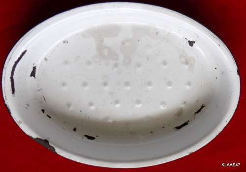 VINTAGE - ENAMEL ROASTING PAN WITH LID (with lid on)