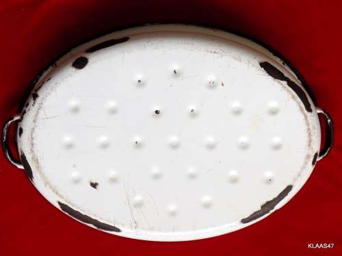 VINTAGE - ENAMEL ROASTING PAN WITH LID (with lid on)