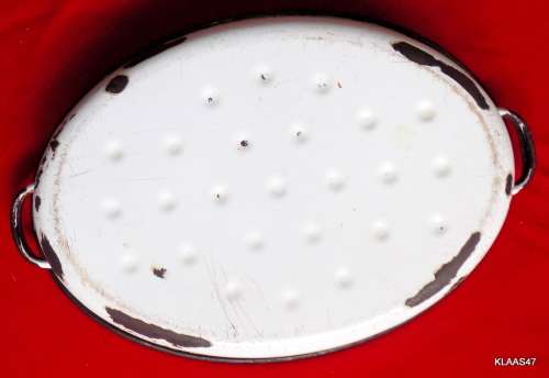 VINTAGE - ENAMEL ROASTING PAN WITH LID (with lid on)