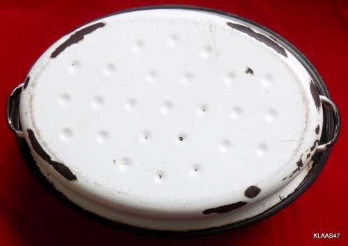 VINTAGE - ENAMEL ROASTING PAN WITH LID (with lid on)