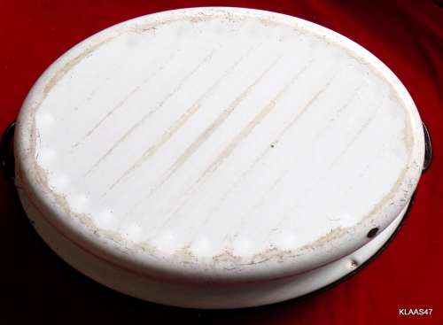 VINTAGE - ENAMEL ROASTING PAN WITH LID (with lid on)