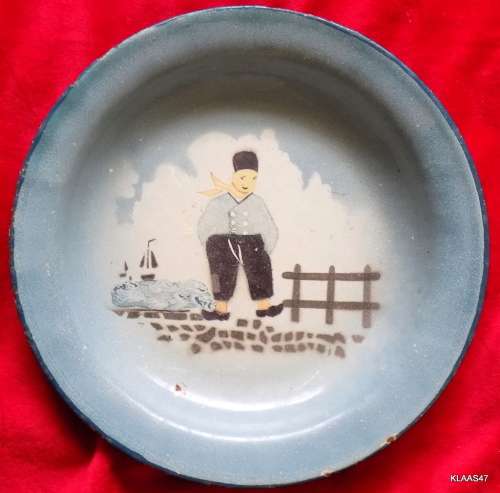 Vintage Graniteware Enamel Wall hanging Plate with Picture of Dutch Boy