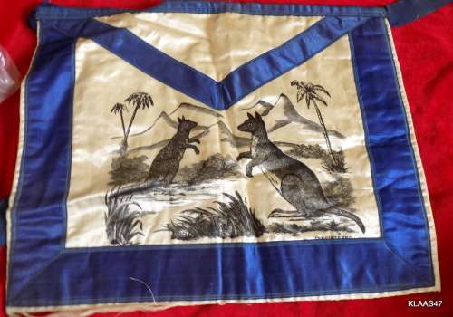 VINTAGE MASONIC REGALIA:  OLD COLLECTABLE SILK KANGAROO APRON