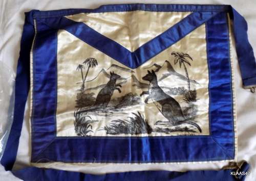 VINTAGE MASONIC REGALIA:  OLD COLLECTABLE SILK KANGAROO APRON