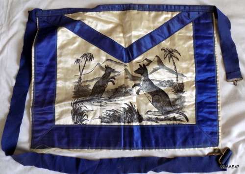 VINTAGE MASONIC REGALIA:  OLD COLLECTABLE SILK KANGAROO APRON
