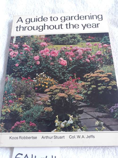 A Guide to Gardening Throughout the Year - Koos Robbertse, Arthur Stuart, Col W A Jeffs - Paperback