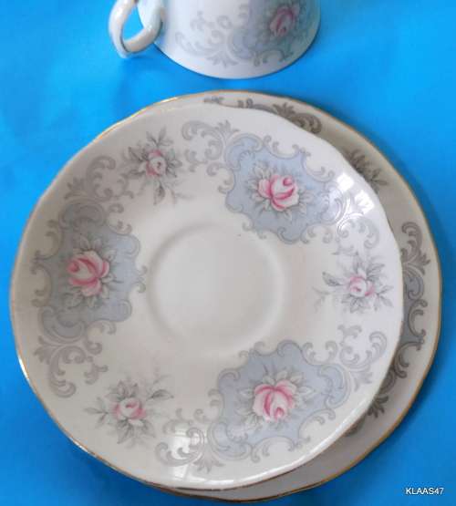 VINTAGE RIDGWAY POTTERIES QUEEN ANNE FINE BONE CHINA SAUCER AND PLATE B964