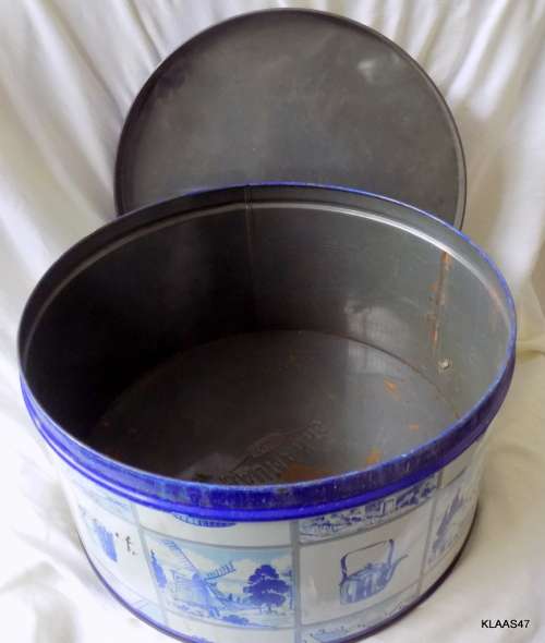 Vintage Baumann`s Biscuit Tin with Blue and White Dutch Theme