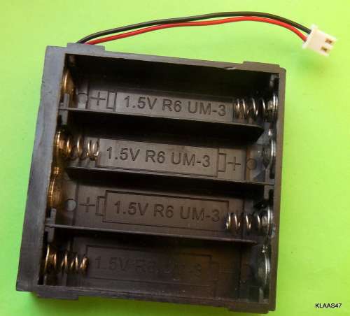 4 x AA Battery Holder (Open) 7cm Tail with Plug (Warning in German)