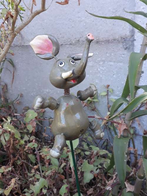 Elephant Garden Ornament - comes with metal stick.