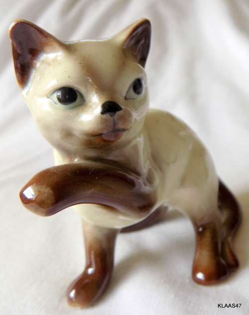 Vintage Porcelain Cat Ornament with No makers mark