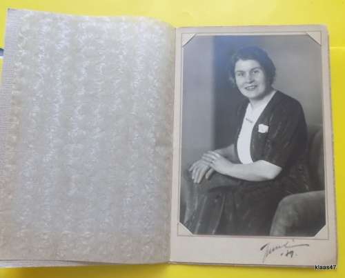 Vintage Portrait in cardboard folder - Irmelin Turku-Abo sticker on back -