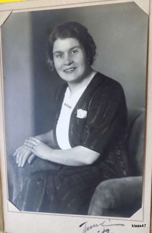 Vintage Portrait in cardboard folder - Irmelin Turku-Abo sticker on back -