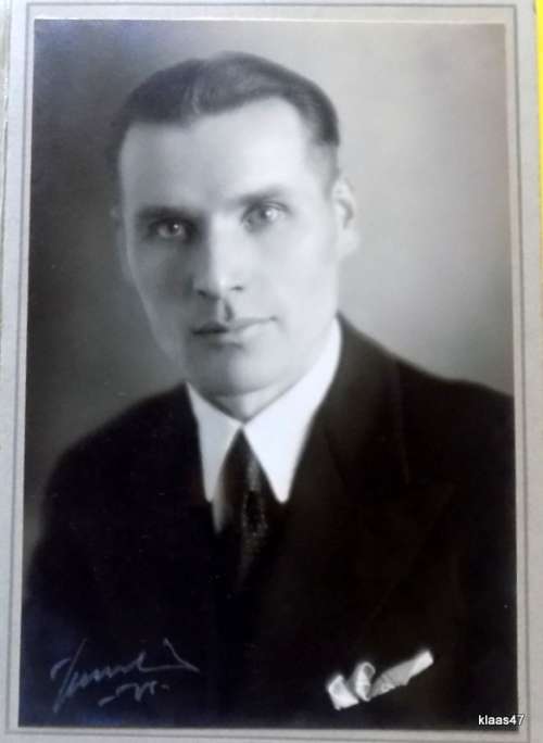 Vintage Portrait in cardboard folder - Irmelin Turku-Abo sticker on back -