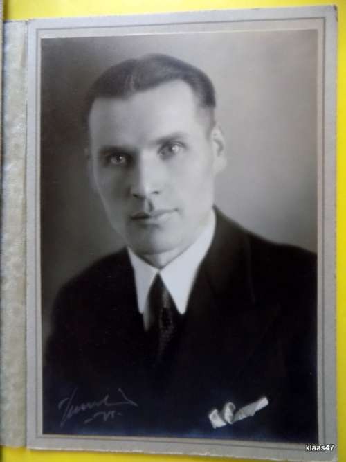 Vintage Portrait in cardboard folder - Irmelin Turku-Abo sticker on back -