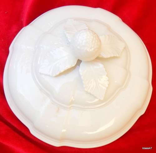Villeroy and Boch -Manoir - Round Lidded Serving Dish (VitroPorcelain, Luxembourg)