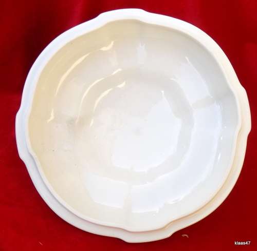 Villeroy and Boch -Manoir - Round Lidded Serving Dish (VitroPorcelain, Luxembourg)