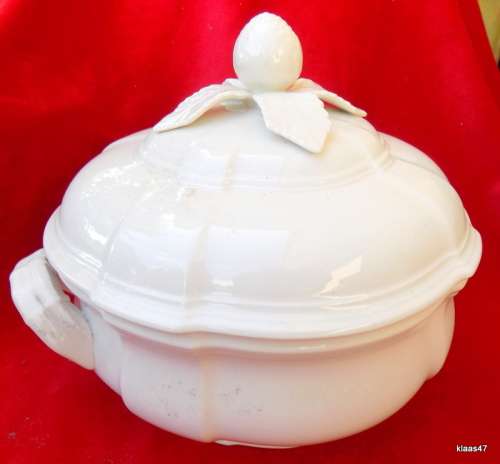 Villeroy and Boch -Manoir - Round Lidded Serving Dish (VitroPorcelain, Luxembourg)