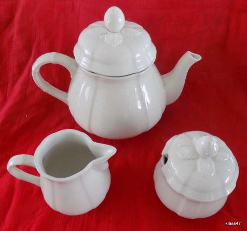 Villeroy Boch - Manoir - (VitroPorcelain, Luxembourg) - Tea Pot, Creamer  and  Covered Sugar Bowl