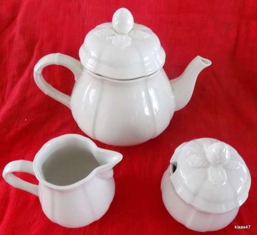 Villeroy Boch - Manoir - (VitroPorcelain, Luxembourg) - Tea Pot, Creamer  and  Covered Sugar Bowl