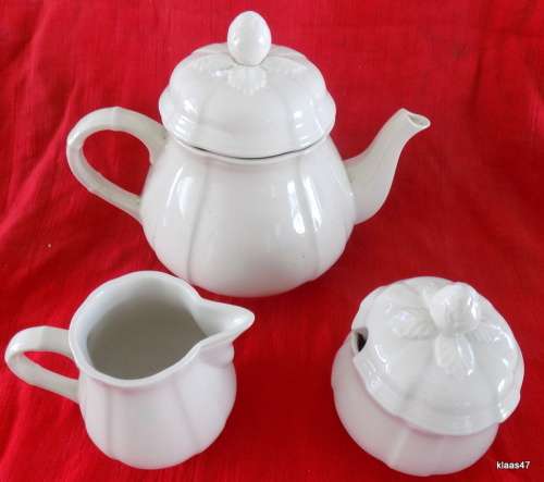 Villeroy Boch - Manoir - (VitroPorcelain, Luxembourg) - Tea Pot, Creamer  and  Covered Sugar Bowl
