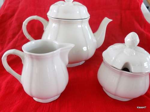 Villeroy Boch - Manoir - (VitroPorcelain, Luxembourg) - Tea Pot, Creamer  and  Covered Sugar Bowl