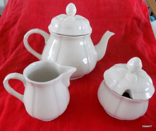 Villeroy Boch - Manoir - (VitroPorcelain, Luxembourg) - Tea Pot, Creamer  and  Covered Sugar Bowl