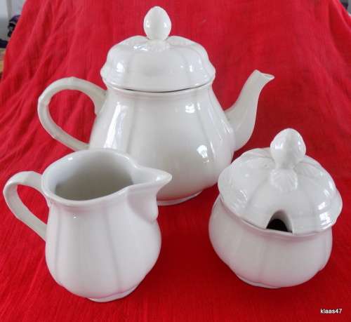 Villeroy Boch - Manoir - (VitroPorcelain, Luxembourg) - Tea Pot, Creamer  and  Covered Sugar Bowl