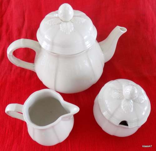 Villeroy Boch - Manoir - (VitroPorcelain, Luxembourg) - Tea Pot, Creamer  and  Covered Sugar Bowl