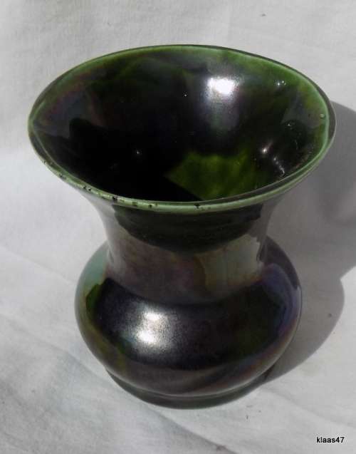 Small Green Lucia Ware vase - No 2002 - 9cm High - 8.5cm Top Diameter
