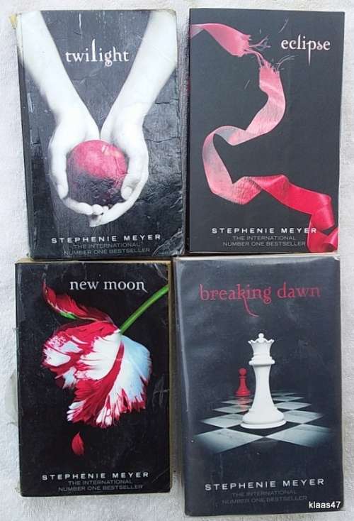 Stephanie  Meyer - Twilight Saga - 4 Books - Twilight - New Moon - Eclipse - Breaking Dawn