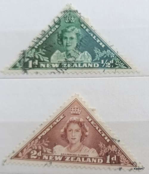New Zealand - 1943 - Health Issue - Princesses Elizabeth + Margaret - 2 Used Triangular Hinged stamp