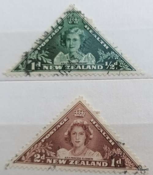 New Zealand - 1943 - Health Issue - Princesses Elizabeth + Margaret - 2 Used Triangular Hinged stamp