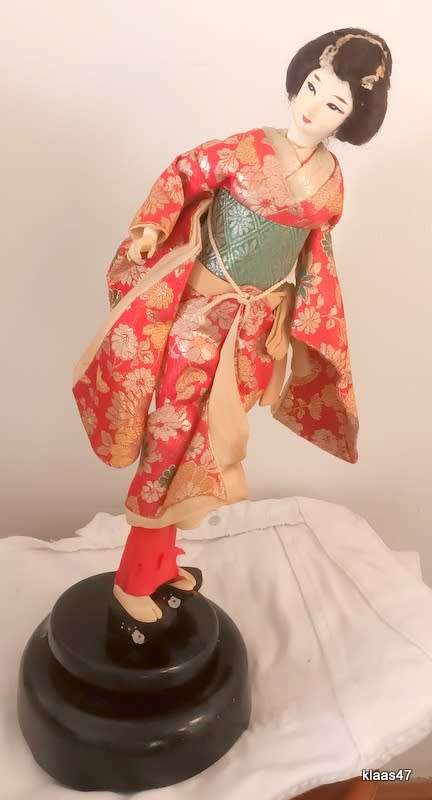 Vintage 1940`s Japanese Geisha Doll Music Box