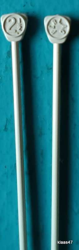 Perlac Knitting Needles Size 2 1/2