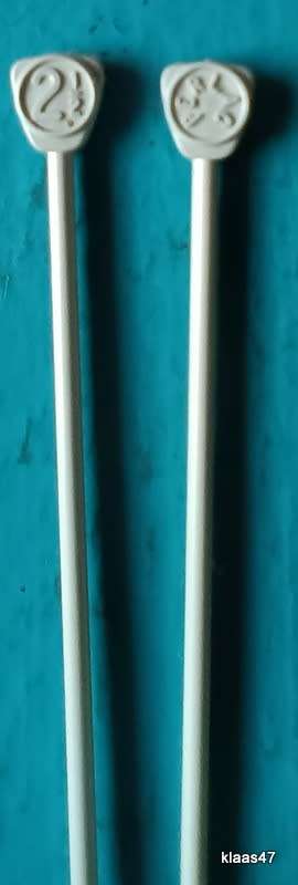 Perlac Knitting Needles Size 2 1/2
