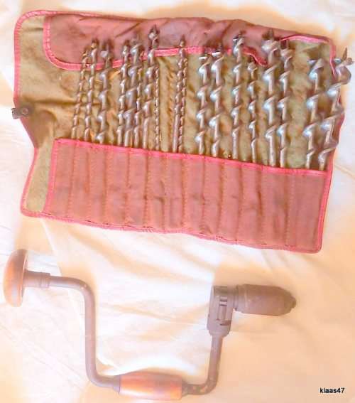 Vintage - Hand Brace/Drill and 18 piece Wood drill bits