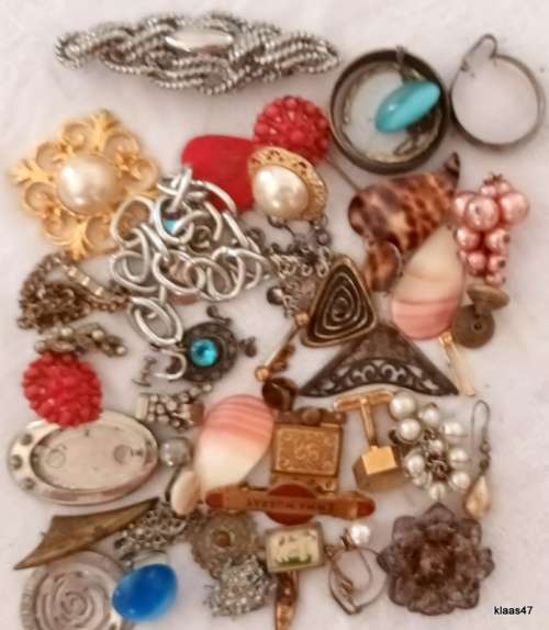 Lot of costume jewellery bits and pieces