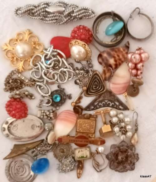 Lot of costume jewellery bits and pieces