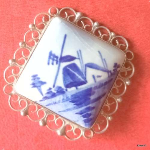 Vintage - Dutch Delft Brooch - Clip that holds the pin is missing