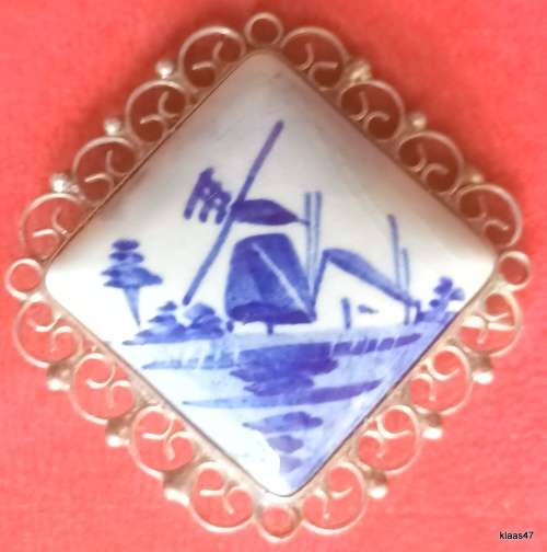 Vintage - Dutch Delft Brooch - Clip that holds the pin is missing