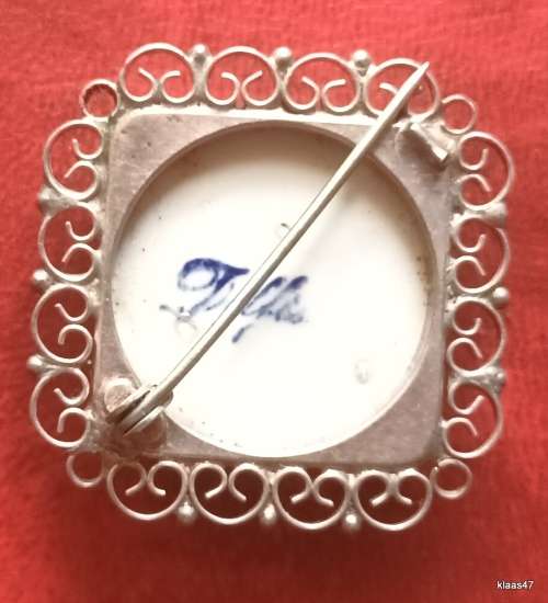 Vintage - Dutch Delft Brooch - Clip that holds the pin is missing